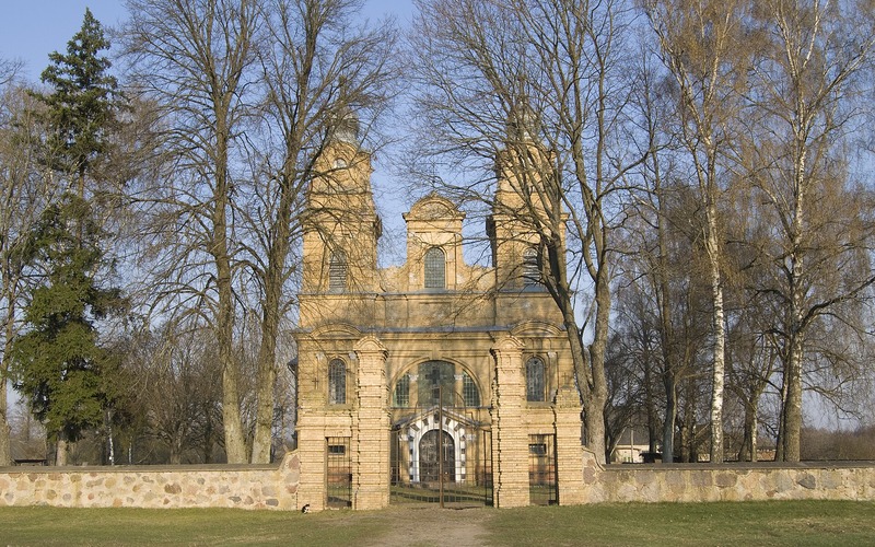 Вид на храм с оградой и брамой