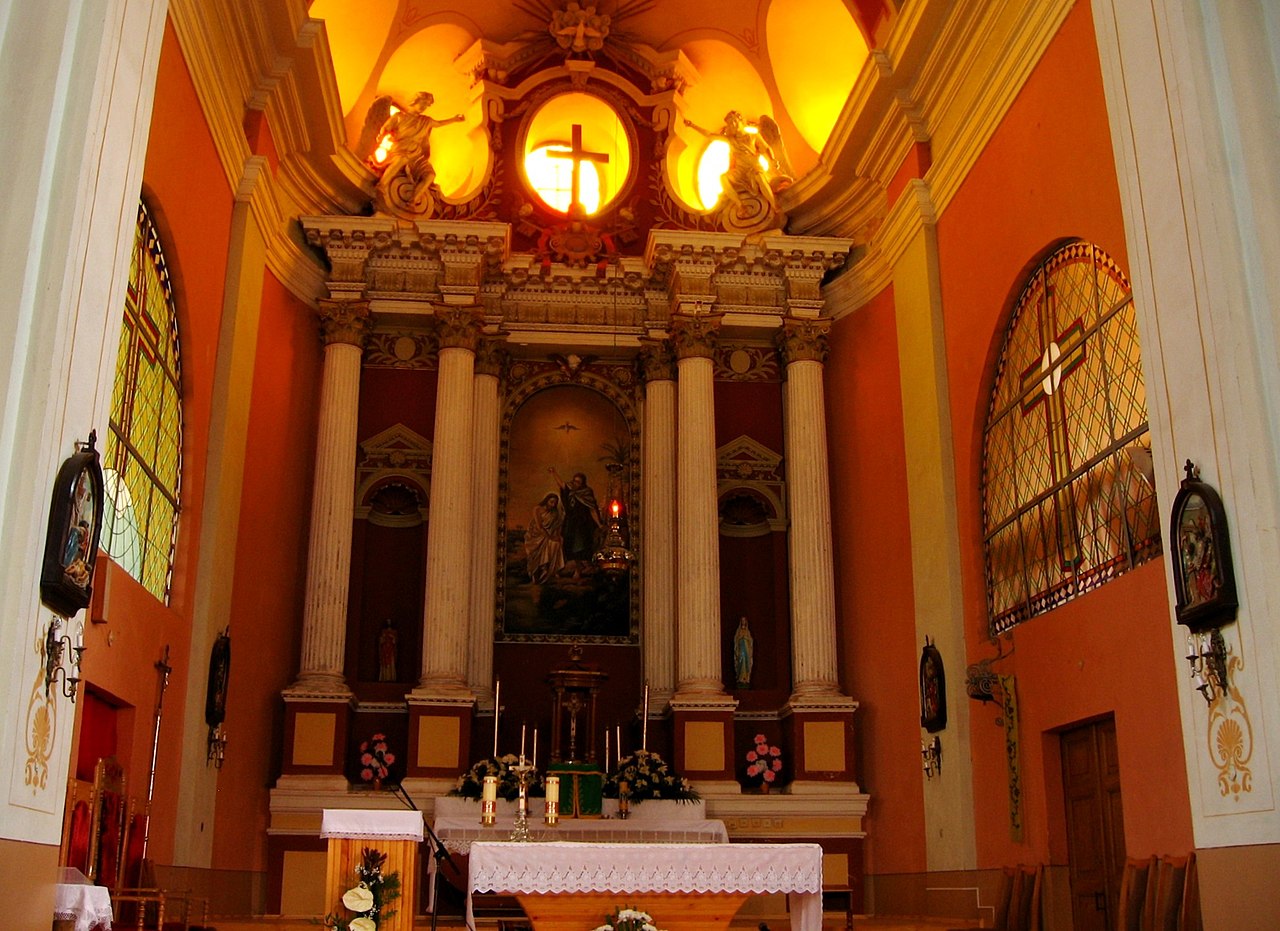 Главный алтарь костёла