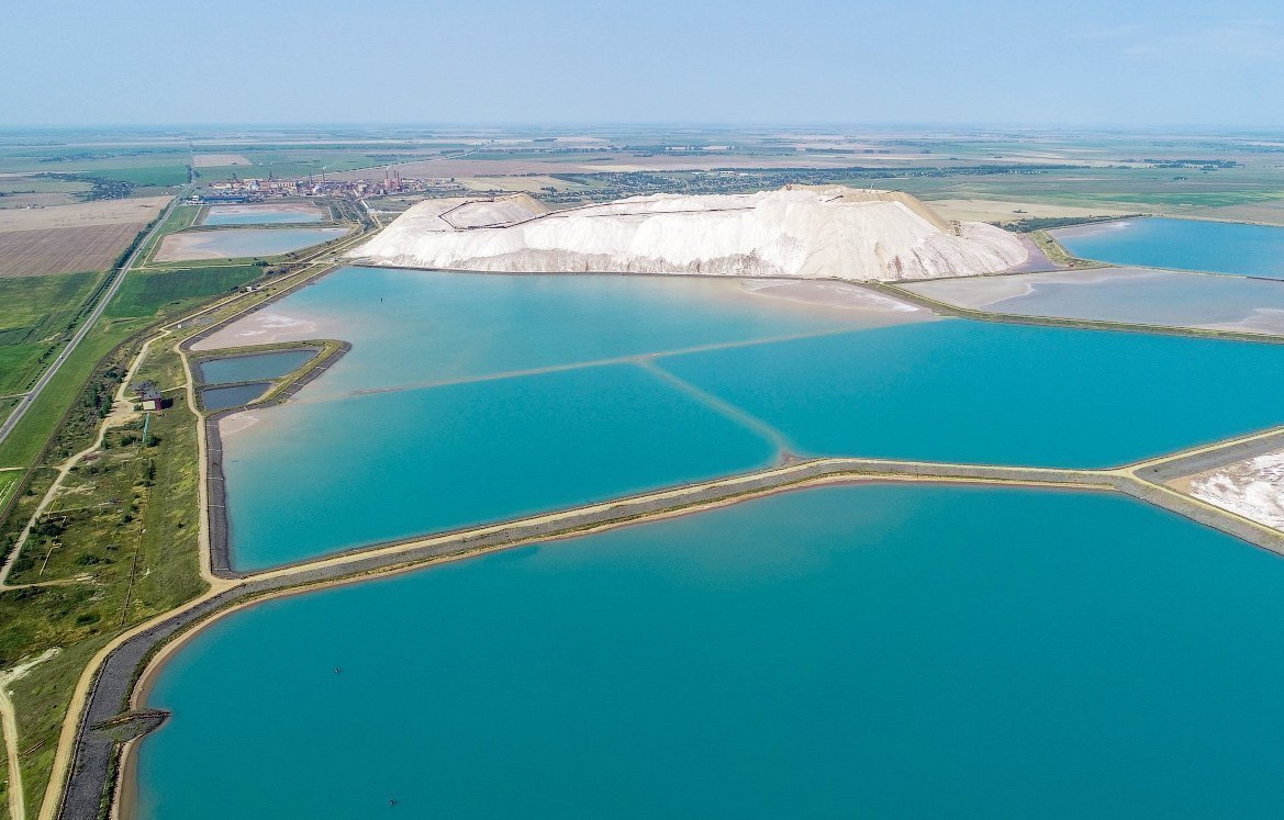 Солигорское водохранилище. Солигорские солевые карьеры.