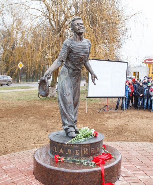 Памятник Петру Алейникову 