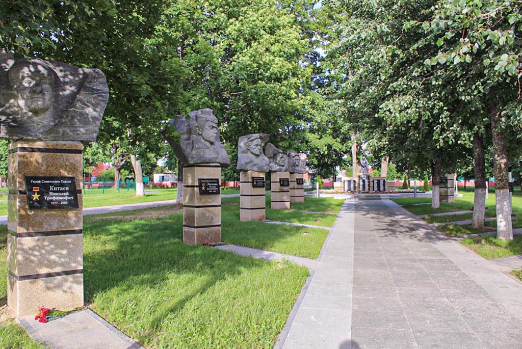 Аллея Героев в Белыничах