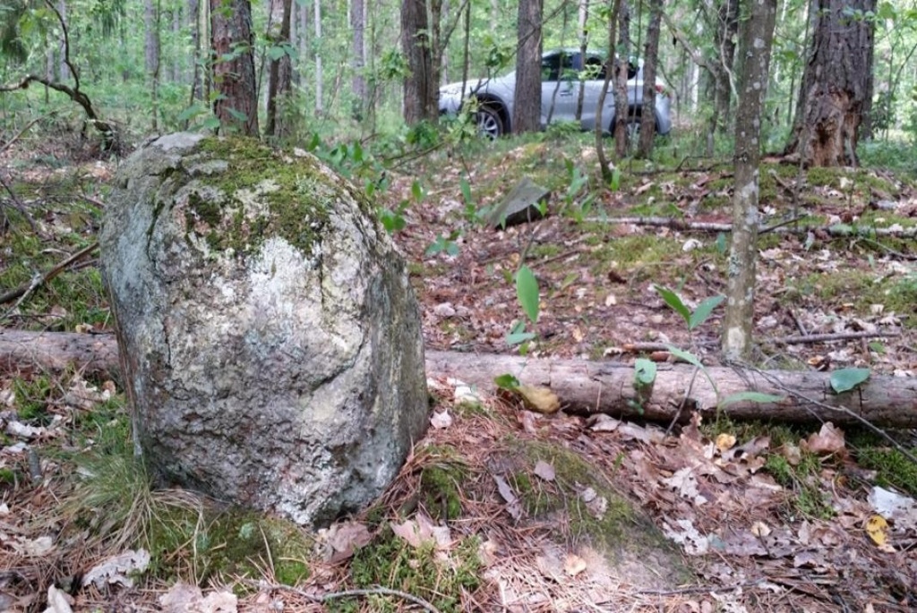 каменные кресты в деревне Заозерье