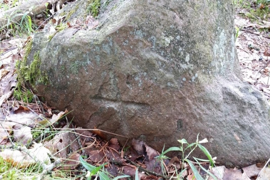 каменные кресты в деревне Заозерье