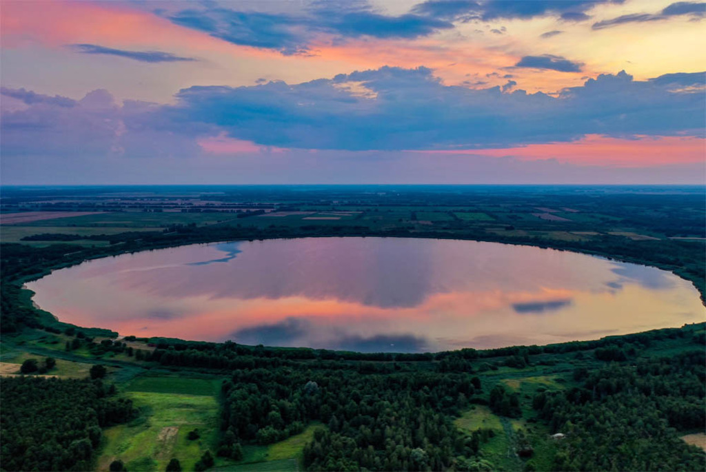 Круглое озеро возле деревни Повитье