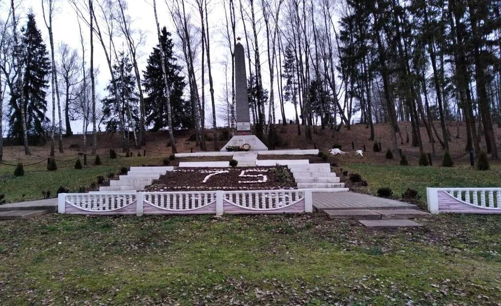 Обелиск в деревне Трилесино