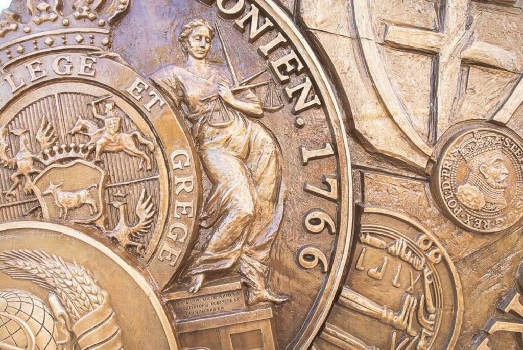 Памятник монете в Минске