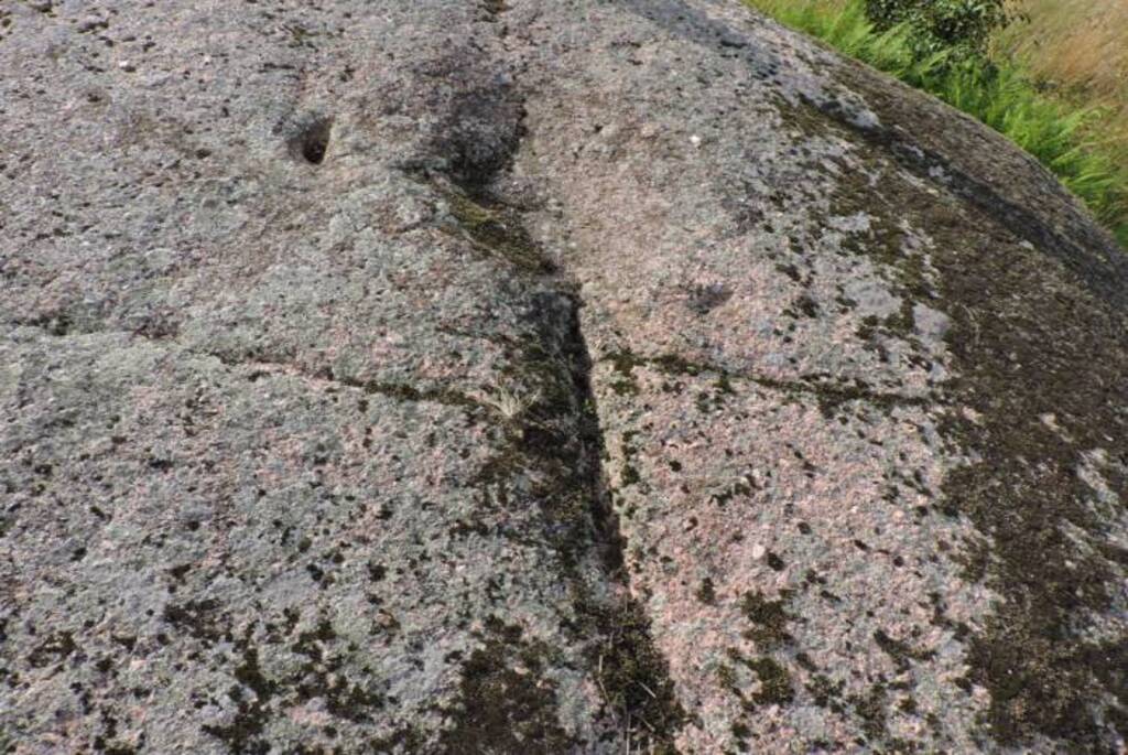 Валун-жертвенник в деревне Двор-Торонковичи