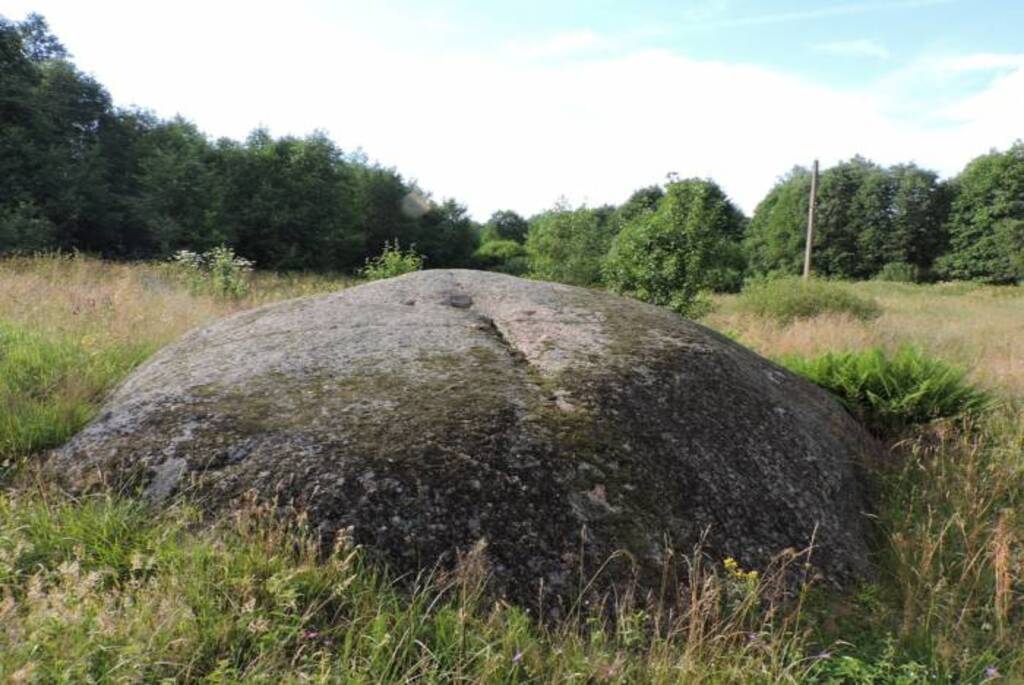 Валун-жертвенник в деревне Двор-Торонковичи