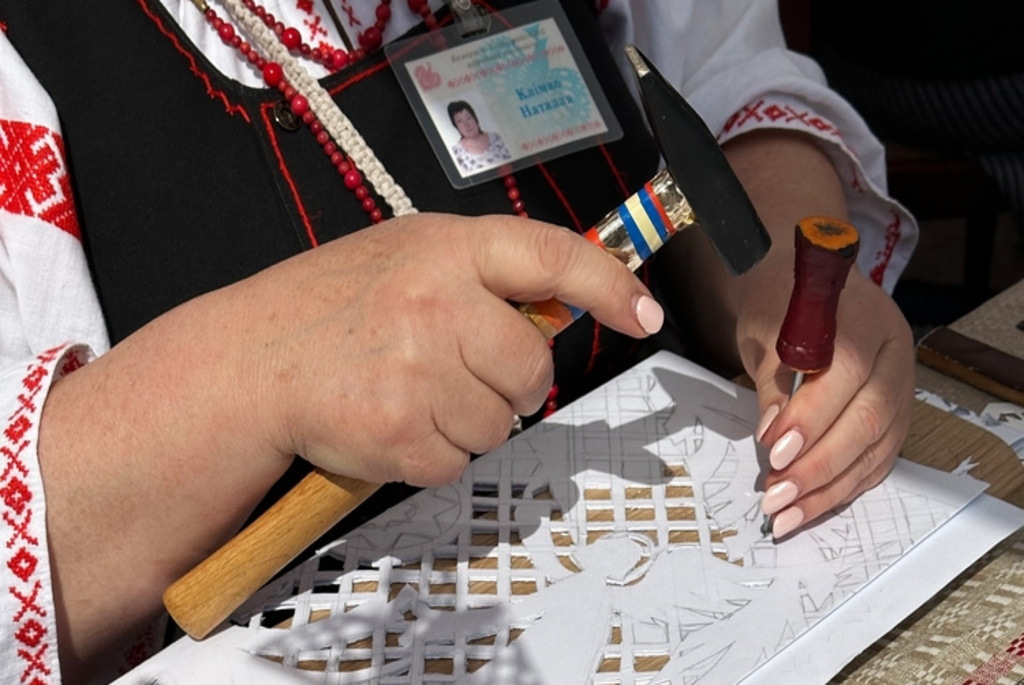 Vytsinanka: Traditional Paper Cutting Art in Belarus