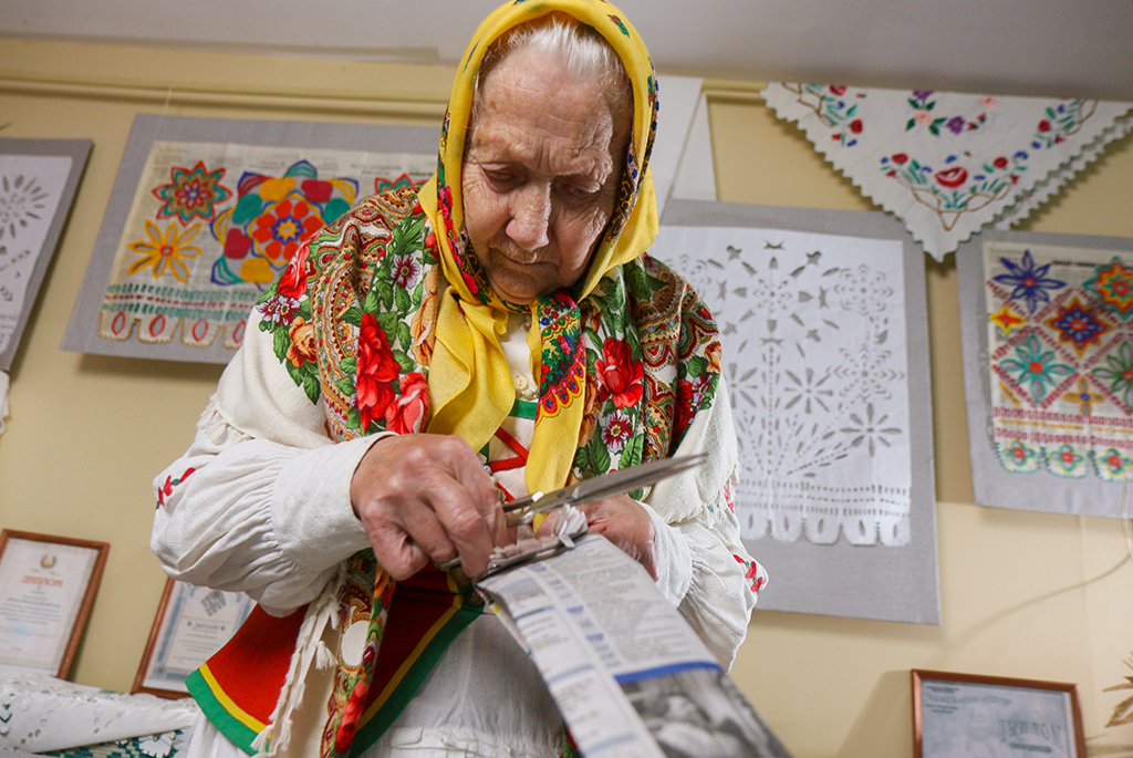 Vytsinanka: Traditional Paper Cutting Art in Belarus