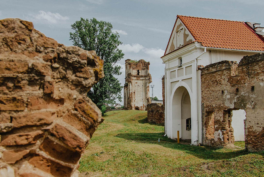 Руины картезианского монастыря в Берёзе