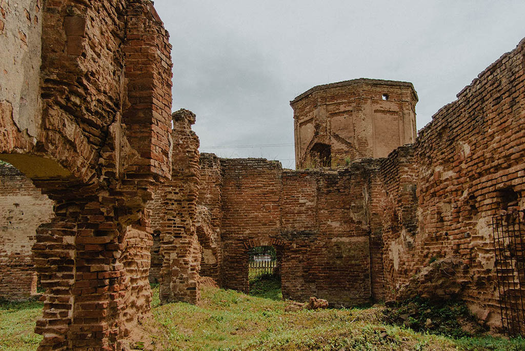 Руины картезианского монастыря в Берёзе