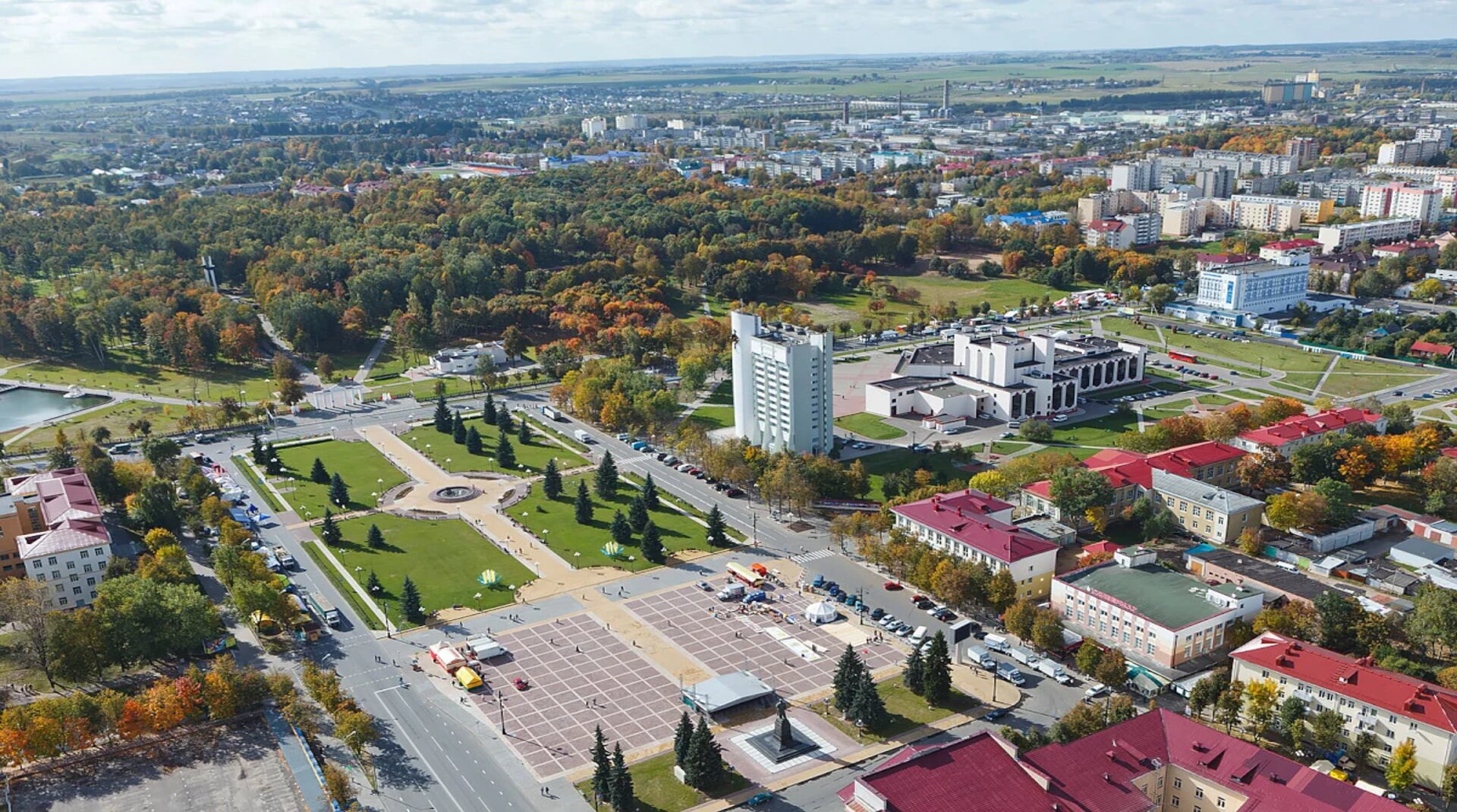 Молодечно снять. Молодечно город в Белоруссии. Центральная площадь Молодечно. Село Молодечно Белоруссия. Молодечно город парк.