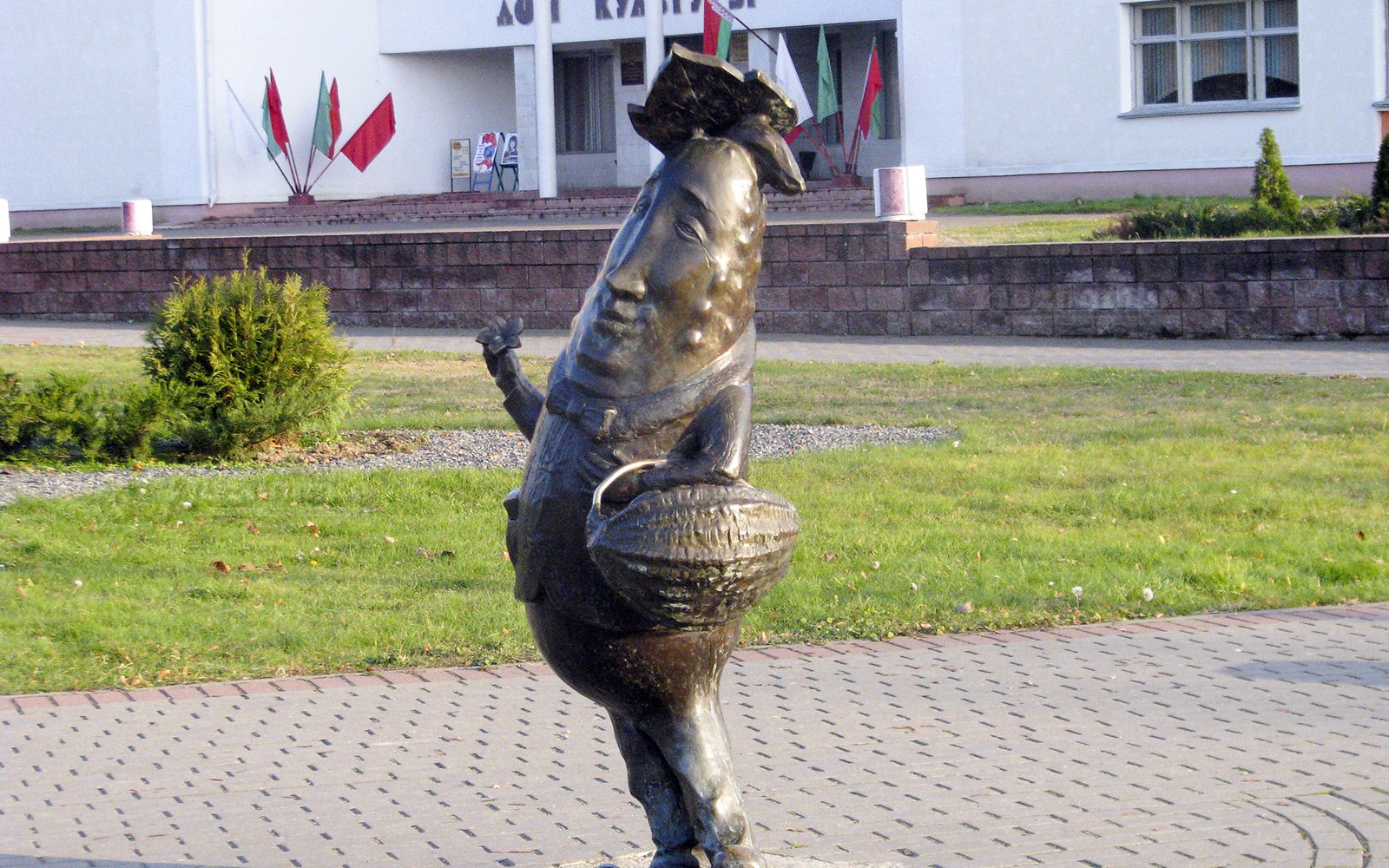 Памятник огурцу 