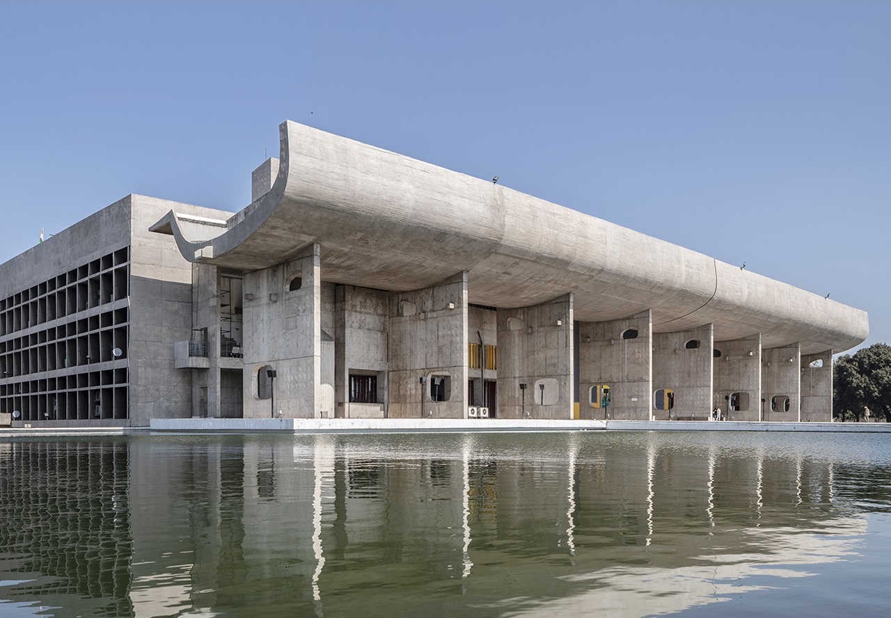 
			<p>Комплекс Капитолия в Чандигархе, здание Секретариата (1950), арх. Ле Корбюзье, объект Всемирного наследия Юнеско</p>
			