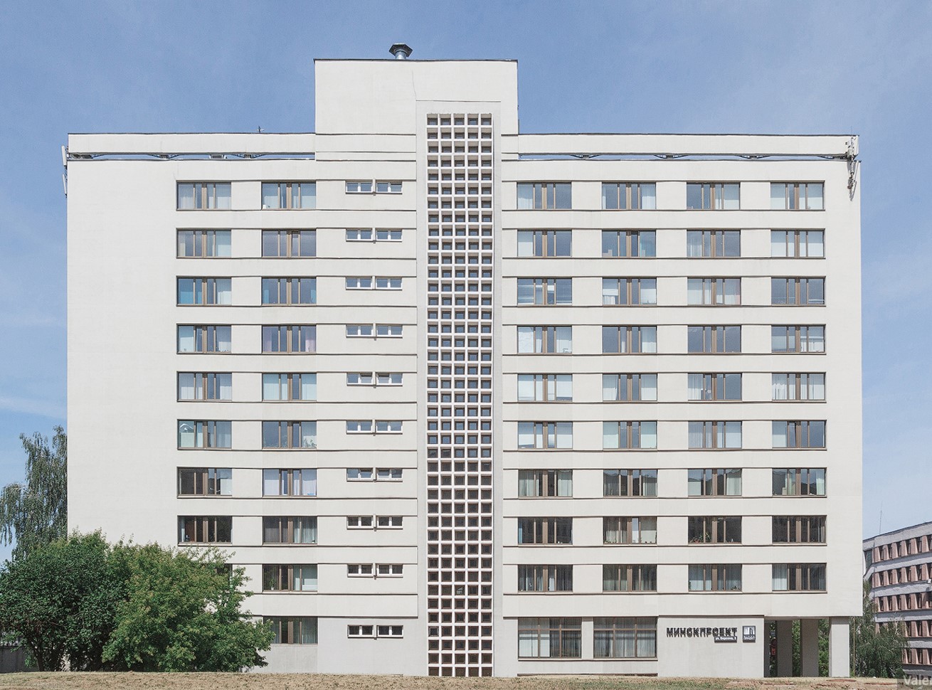 
			<p>Здание &laquo;Минскпроект&raquo; (1975), арх.&nbsp;Л.Н. Погорелов,&nbsp;П.П. Кракалёв, С.М. Замараев</p>
			