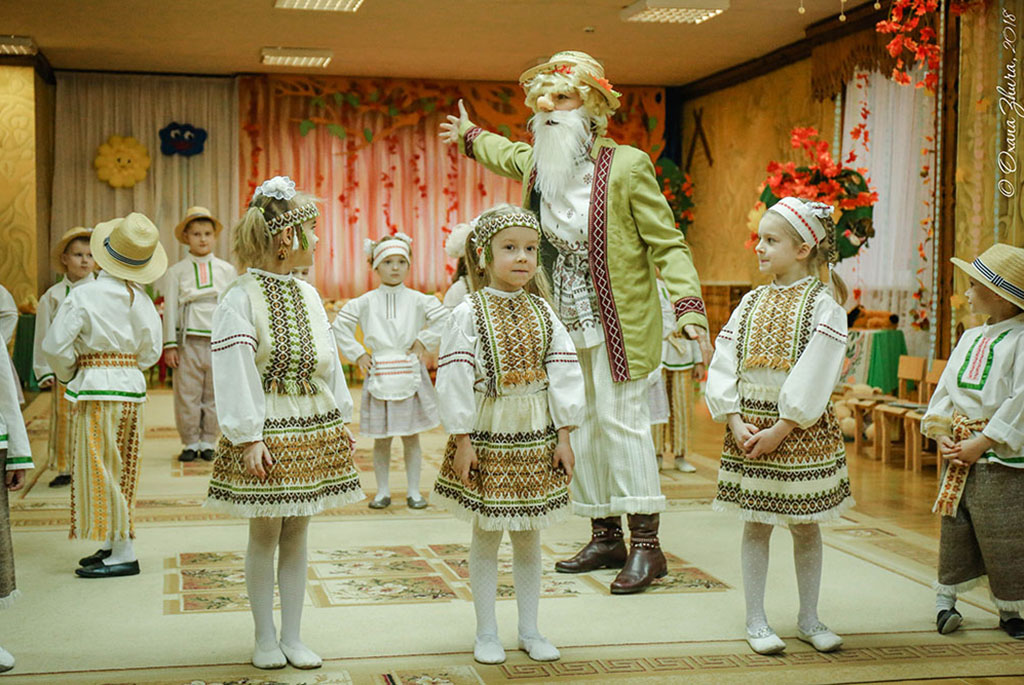 Белорусские народная группа. Белорусский костюм в детском саду. Белорусский народный костюм детский. Белорусский национальный костюм для дошкольников. Белорусский фольклор для детей.
