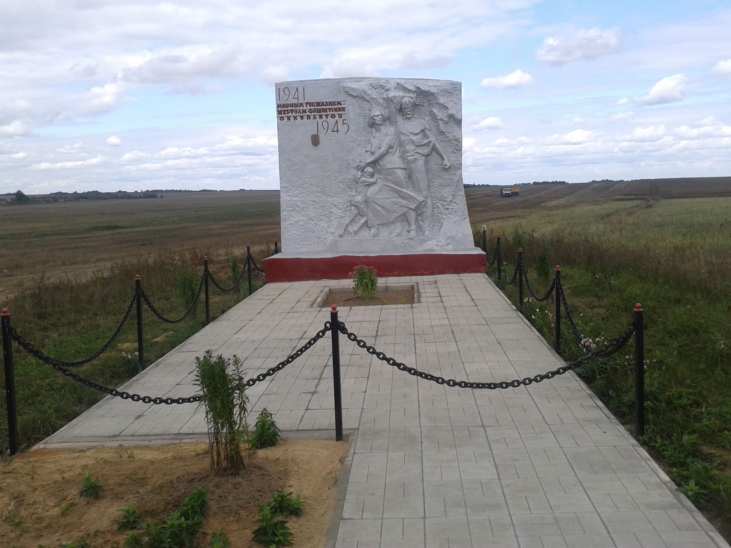 Братская могила д. Б.Митьковщина — Belarus Travel